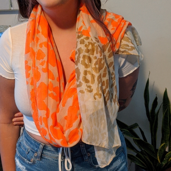 Eye catching animal print scarf - Picture 2 of 2